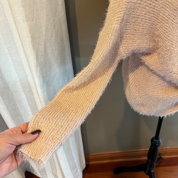 &merci Women's Rose soft and fuzzy chunky sweater, knot twist, Size Large - Picture 6 of 10